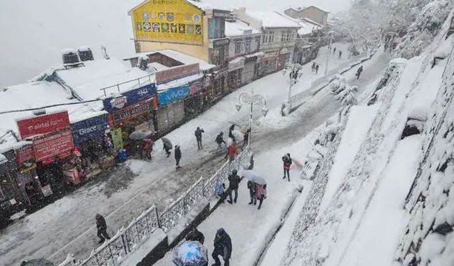 Shimla snowfall : शिमला में बर्फबारी, हिमाचल प्रदेश में 200 सड़कें वाहनों के लिए बंद