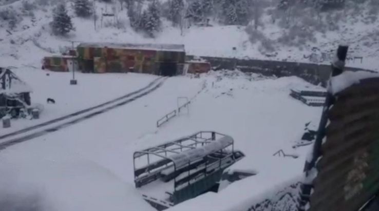 Jammu and kashmir कश्मीर में तेज बर्फबारी, श्रीनगर हवाई अड्डे पर उड़ान सेवाएं प्रभावित
