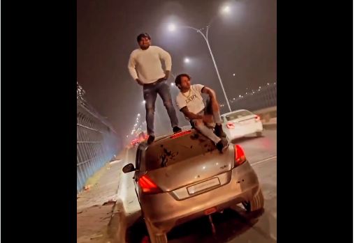 Noida: कार की छत पर किया डांस तो कटा 25 हजार का चालान, देखें वीडियो