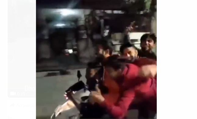 Noida: स्कूटी पर धूम स्टंट, पांच किशोरों का वीडियो हुआ वायरल, देखें वीडियो