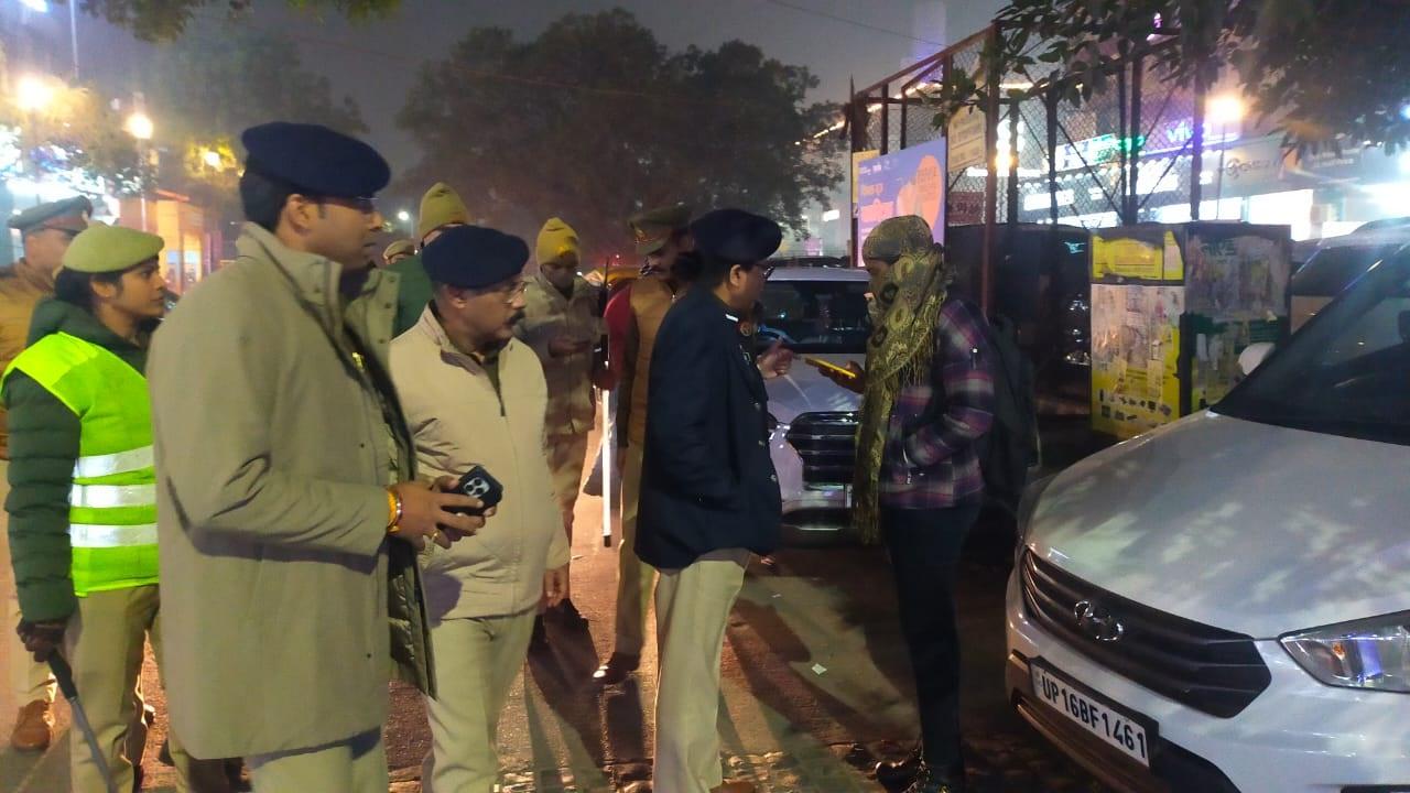 Noida News : महिलाओं व छात्राओं के साथ पुलिस ने किया संवाद