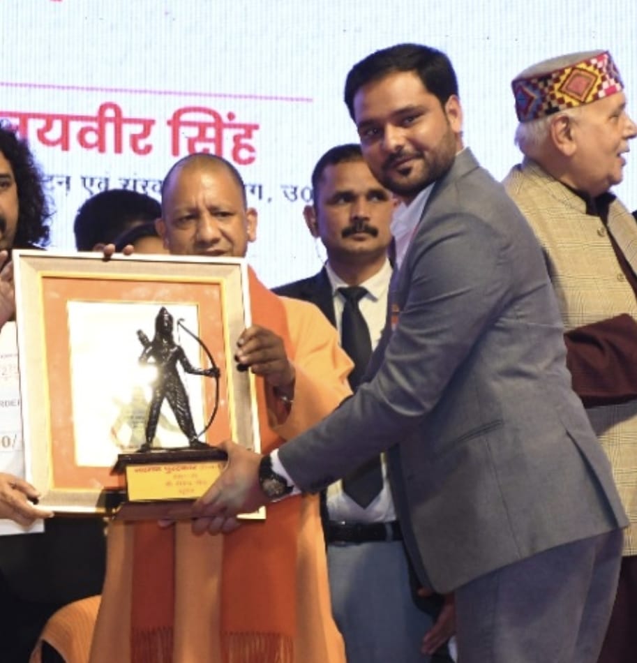 Ghaziabad News : निशानेबाज दीपेंद्र सिंह को मुख्यमंत्री योगी आदित्यनाथ ने लक्ष्मण अवार्ड से सम्मानित किया