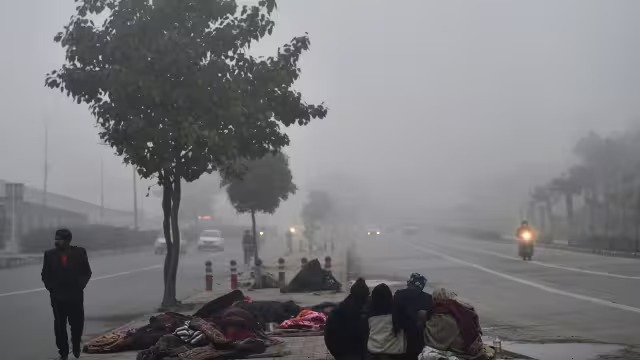 Delhi Weather Update : दिल्ली में तेज हवाओं के साथ सर्द रही सुबह