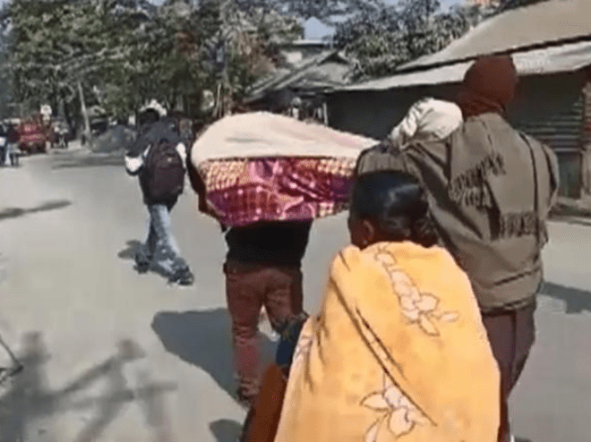 West Bengal : मां के शव को कंधे पर लादकर पैदल ही चल पड़ा युवक