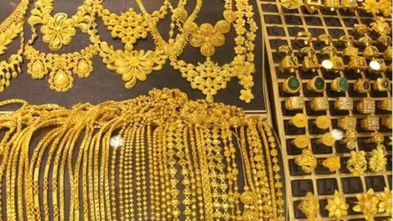 Gold Price: सोने-चांदी की कीमत बढ़ने से ग्राहकों को लगा झटका, फटाफट चेक करें ताजा रेट