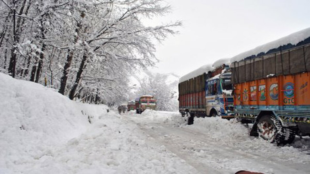 KASHMIR NEWS: कश्मीर में बर्फबारी, श्रीनगर-जम्मू राष्ट्रीय राजमार्ग बंद