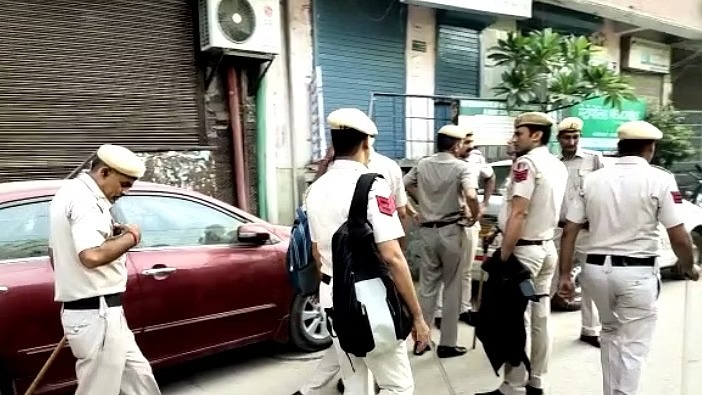 New Delhi Crime : इंस्टाग्राम पोस्ट को लेकर झगड़ा, तीन लोगों को चाकू मारा