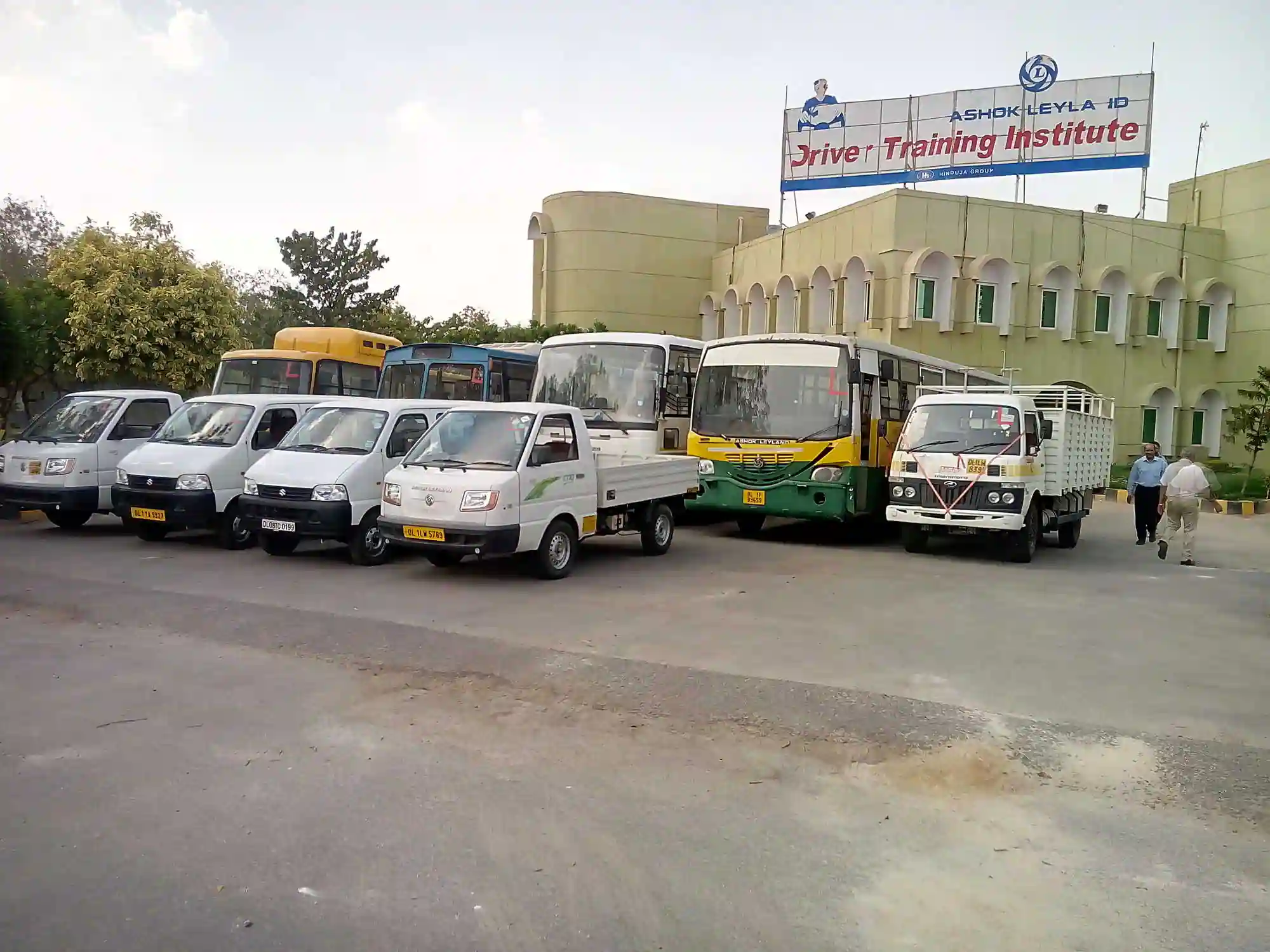 Noida News : जनपद में एकमात्र हैवी व्हीकल ड्राइविंग स्कूल में हो रहा है ‘मनमाना खेल’