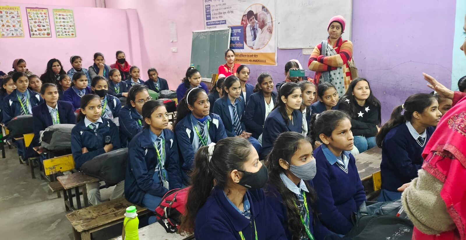 Noida News : युगधारा फाउंडेशन और भोर लिविंग संस्था ने छात्राओं और महिलाओं को किया जागरूक