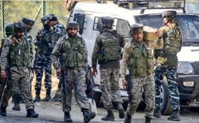Jammu and Kashmir: जम्मू-कश्मीर के पुलवामा में मुठभेड़ में एक आतंकवादी ढेर, दो जवान घायल