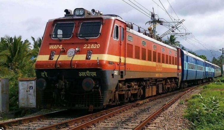 Noida News : तेज रफ्तार से दौड़ रही थी ट्रेन, अचानक हो गई बड़ी अनहोनी