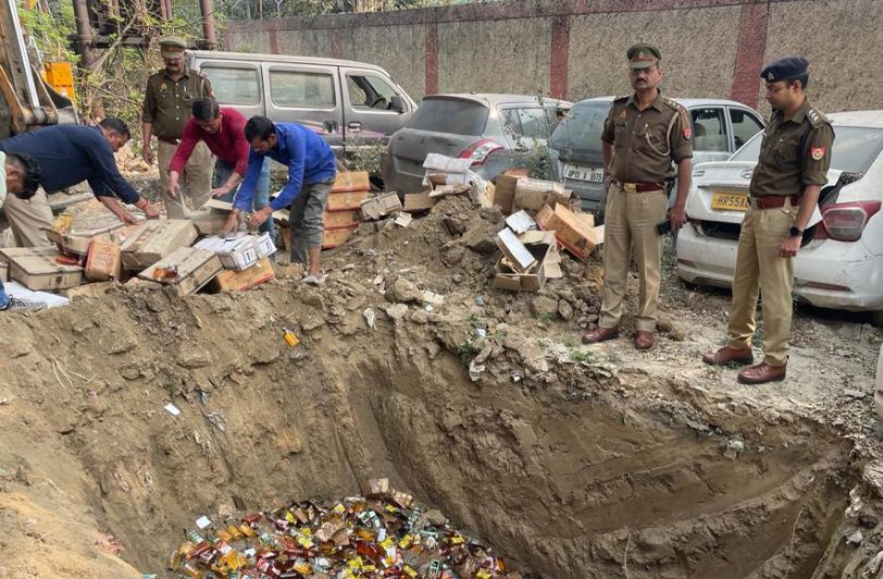 Noida News : कोर्ट के आदेश पर पुलिस ने नष्ट कराई लाखों की शराब