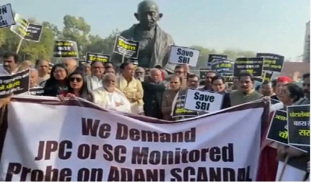 Adani Group Case : विपक्षी सांसदों ने किया संसद परिसर में प्रदर्शन