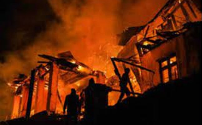 Himachal News शिमला में मुख्यमंत्री आवास के पास प्राचीन इमारत में आग लगी