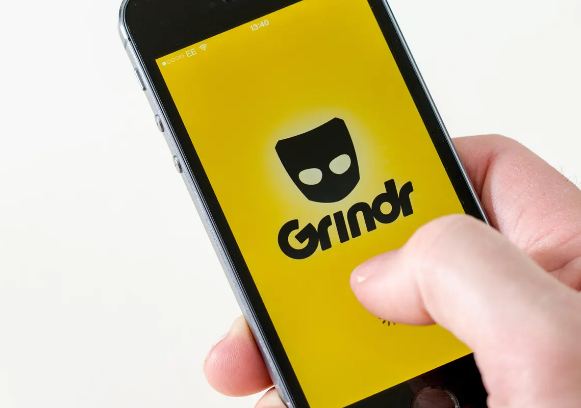 Gay App पर ‘दोस्ती’ के चक्कर में फंस गया युवक, जालसाजों ने लगाई लाखों की चपत