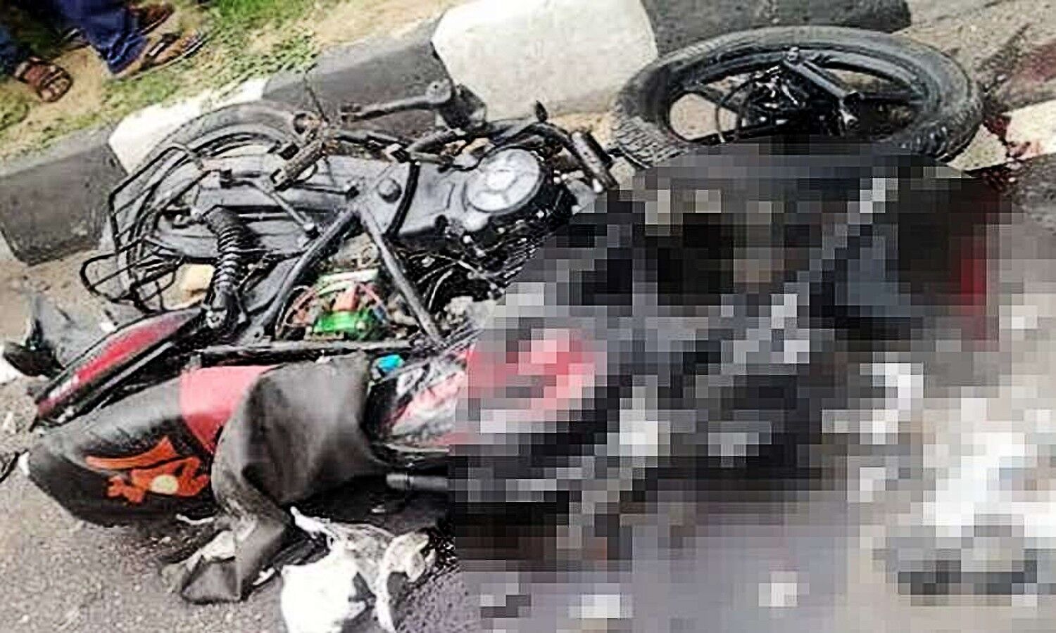 SITAPUR ACCIDENT: तेज रफ्तार ट्रक ने 3 मोटर साइक सवारों को रौंदा