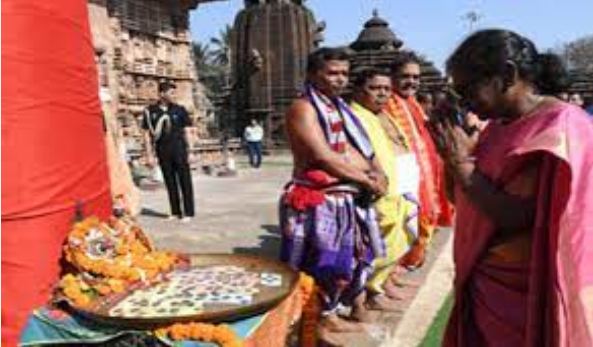 Bhubaneswar News : राष्ट्रपति द्रौपदी मुर्मू ने ओडिशा के श्री लिंगराज मंदिर में पूजा की