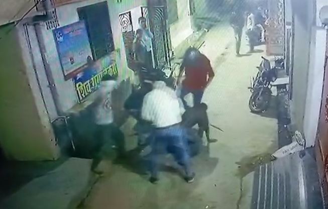 UP News : बदमाशों ने युवक को लाठी डंडों से बेहरमी से पीटा, देखें वीडियो