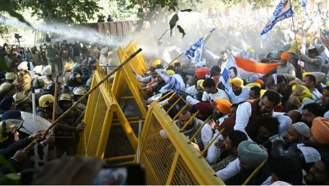 Chandigarh News : प्रदर्शनकारी आप कार्यकर्ताओं पर पुलिस ने पानी की बौछार की