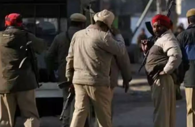 Chandigarh: प्रदर्शनकारियों ने हथियार छीने, पुलिसकर्मियों को जान से मारने की कोशिश