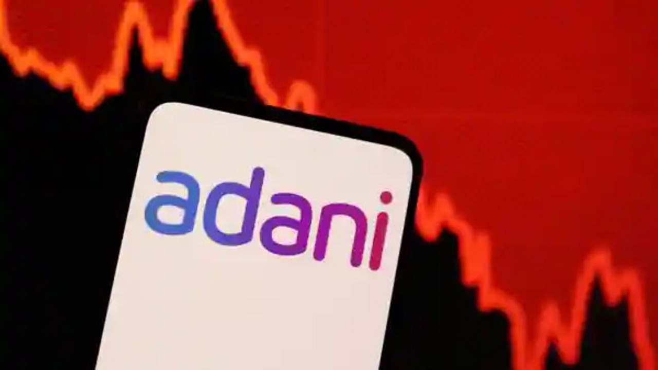 Adani Shares: अडाणी समूह के शेयर में उतार-चढ़ाव से निवेशकों को लगा झटका ! हिंडनबर्ग रिपोर्ट आने के बाद हुआ बदलाव