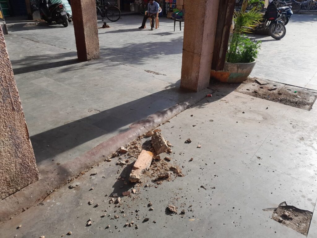 Noida News: Dilapidated beams and pillars of Ganga Shopping Complex are proving time!