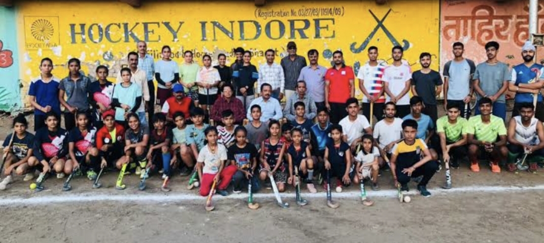 Indore City: एक तरफ खेलो इंडिया तो दूसरी तरफ फुटपाथ पर हॉकी खेलते बच्चे