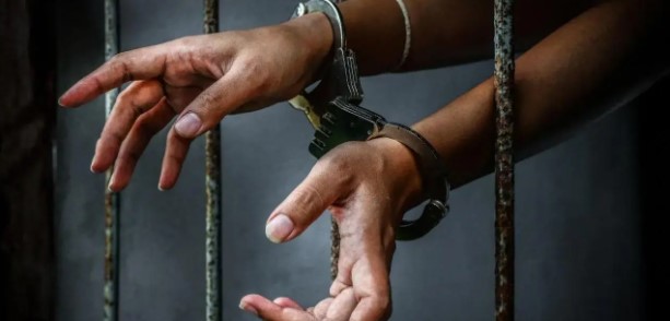 Maharashtra News : नवी मुंबई में सेंधमारी के आरोप में दो लोग गिरफ्तार, लाखों का सामान बरामद