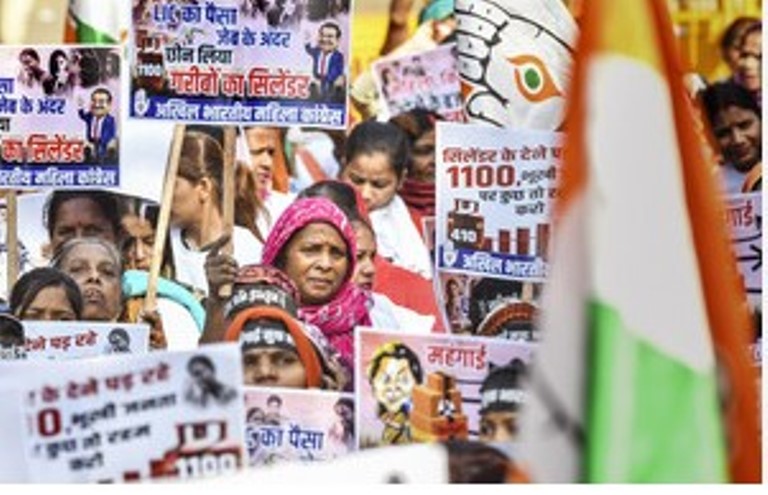 New Delhi News : Women workers of Congress protest against BJP, Adani at Jantar Mantar