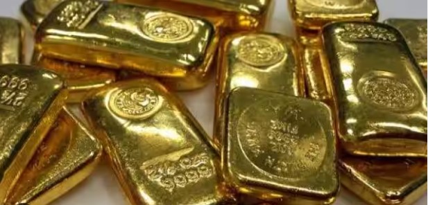 New Delhi News : Two people arrested for trying to smuggle gold at Delhi airport