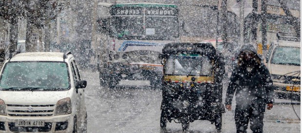 Srinagar News : कश्मीर में ताजा बर्फबारी से हवाई, सड़क यातायात प्रभावित
