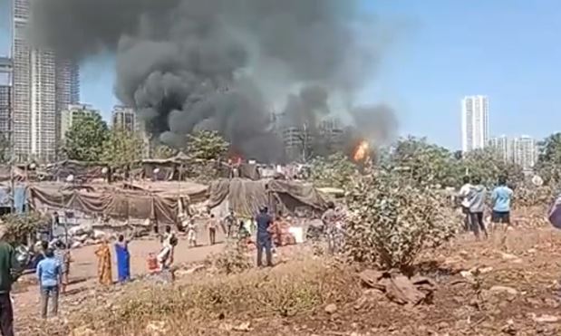 Mumbai News : मुंबई के धारावी झुग्गी बस्ती इलाके में भीषण आग, कोई हताहत नहीं