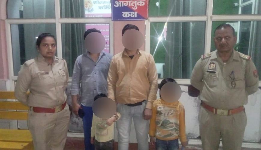 Noida : लावारिस हालत में घुम रही दो बच्चियों को पुलिस ने परिजनों के सुपुर्द किया