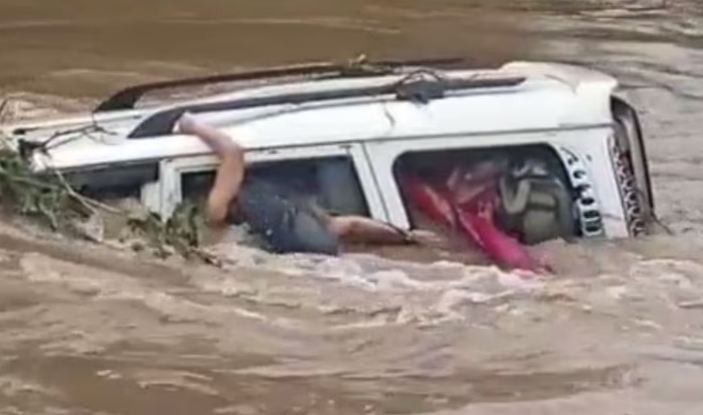 Pakistan News : पाकिस्तान में बाढ़ में बही गाड़ी, आठ की मौत