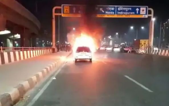 Noida News: चलती कार बनी आग का गोला, ड्राइवर ने कूदकर बचाई अपनी जान