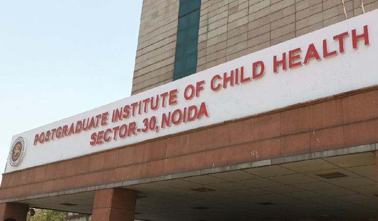 Noida News : चाइल्ड पीजीआई में एक बेड दो बच्चों का इलाज, जमकर हुआ हंगामा