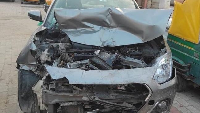 Greater Noida: क्षतिग्रस्त कार में लहूलुहान हालत में मृत मिला युवक, हत्या की आशंका