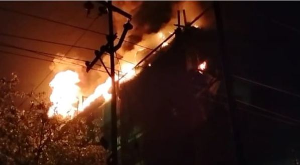 Ghaziabad News : तार बनाने वाली फैक्ट्री में लगी भीषण आग