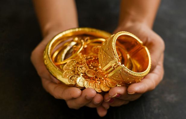 Greater Noida: बैंक में गिरवी रखे गोल्ड को छुड़ाने के नाम पर सुनार से 11 लाख रुपये की ठगी
