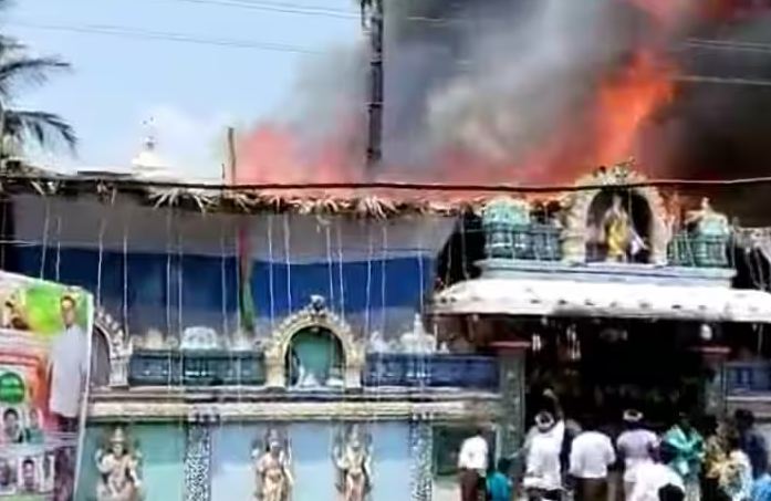 Andhra Pradesh : वेणुगोपाल मंदिर में लगी भयंकर आग, बड़ा हादसा होने से बचा