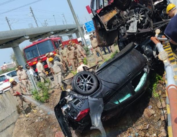 Noida News : रोडवेज बस से टकराई मर्सिडीज कार के उड़े परखच्चे, कई घायल
