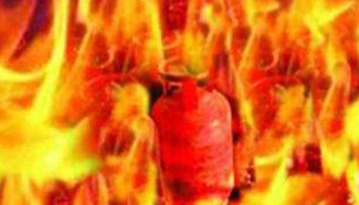 Ghaziabad : गैस का पाइप खोलकर लगा दी आग, सिलेंडर फटा, 11 झुलसे