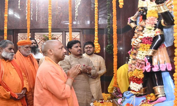 UP News : CM योगी ने नवनिर्मित मंदिर में मूर्तियों की प्राण प्रतिष्ठा की
