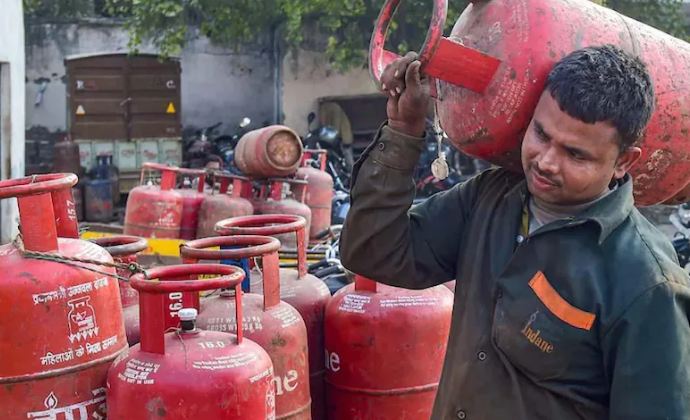 UP News : LPG के बढ़ते दाम पर विपक्ष ने मोदी सरकार पर साधा निशाना