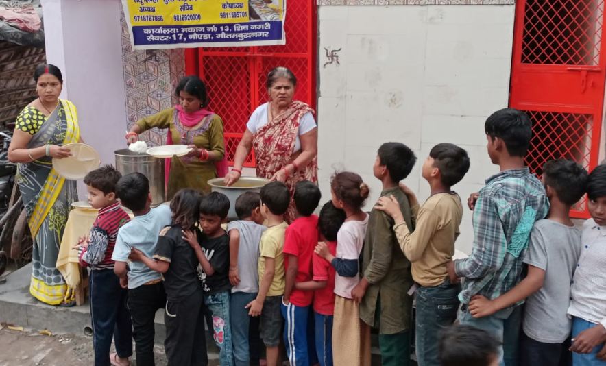 Noida News : दीदी की रसोई ट्रस्ट ने सैकड़ों जरूरतमंदों को कराया नि:शुल्क भोजन