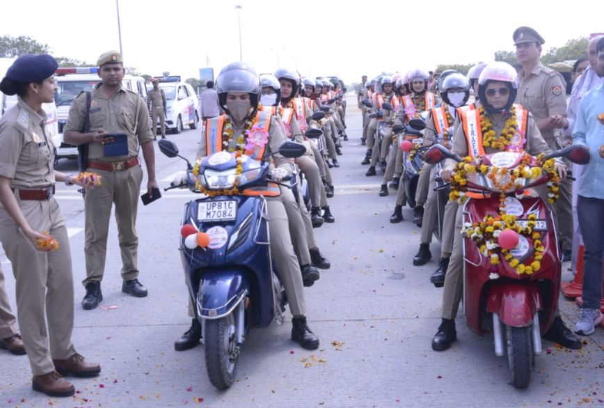Greater Noida : विंध्यांचल से गौतमबुद्ध नगर पहुंचने पर महिला पुलिस कर्मियों पर बरसे फूल ही फूल