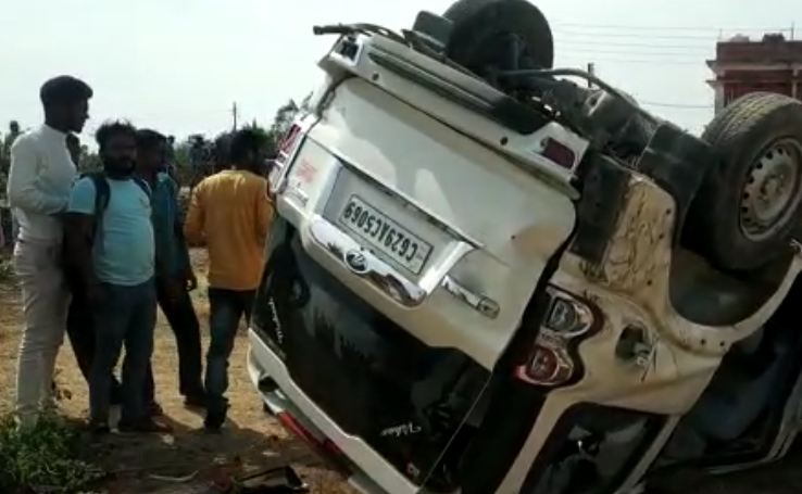 Purvanchal Expressway पर अनियंत्रित होकर पलटी स्कार्पियो, युवक की मौत, 8 घायल