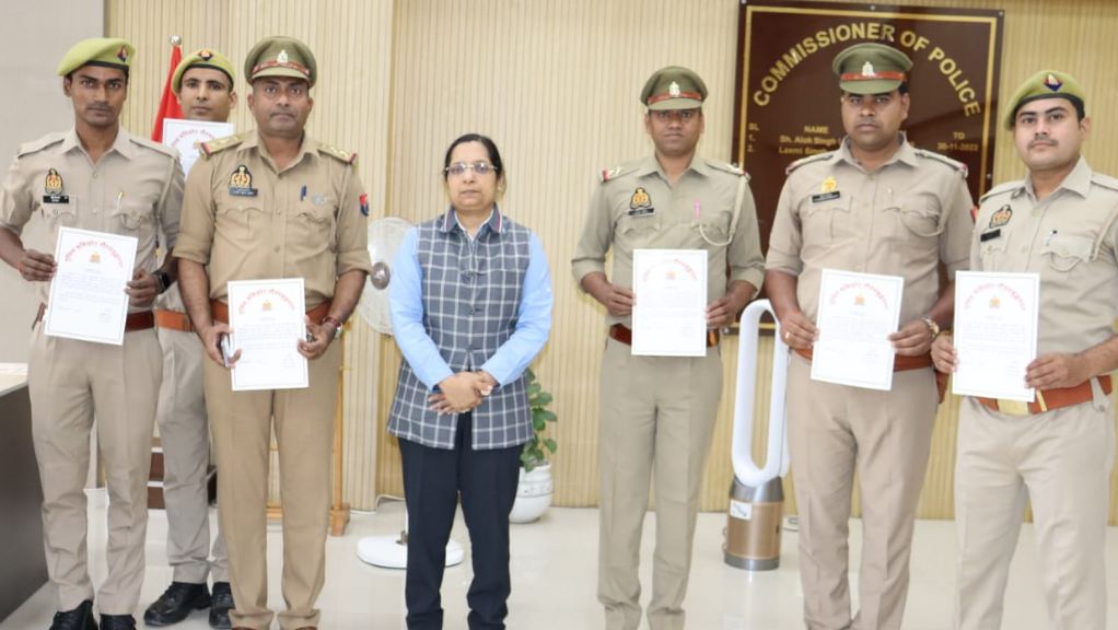 Noida News : युवक की जान बचाने का मिला इनाम, पुलिस कमिश्नर के हाथों सम्मानित हुई पूरी टीम