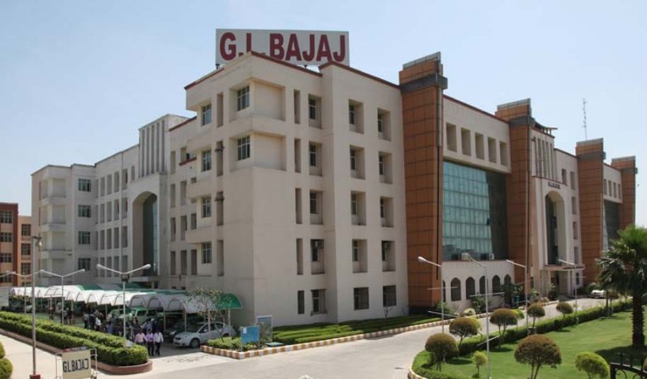 Greater Noida: जीएल बजाज कॉलेज में स्टूडेंट्स और परिजनों का हंगामा, छात्रों के भविष्य से खिलवाड़ का आरोप