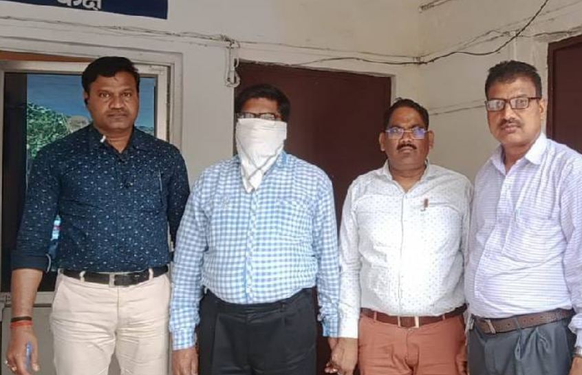 UP News : कानपुर में वन विभाग का बाबू 50 हजार घूस लेते गिरफ्तार